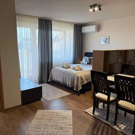 Royal Towers Lift View 公寓